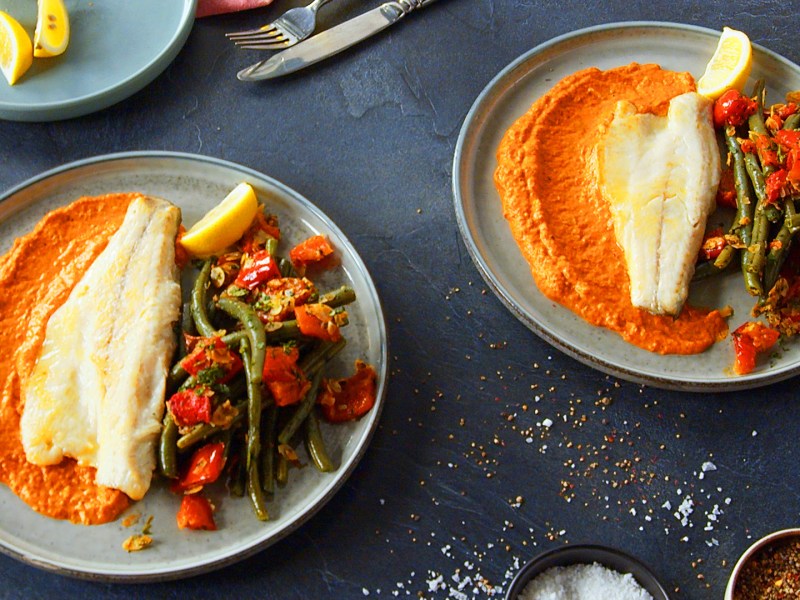 Wolfsbarsch mit Paprikasoße und Bohnen