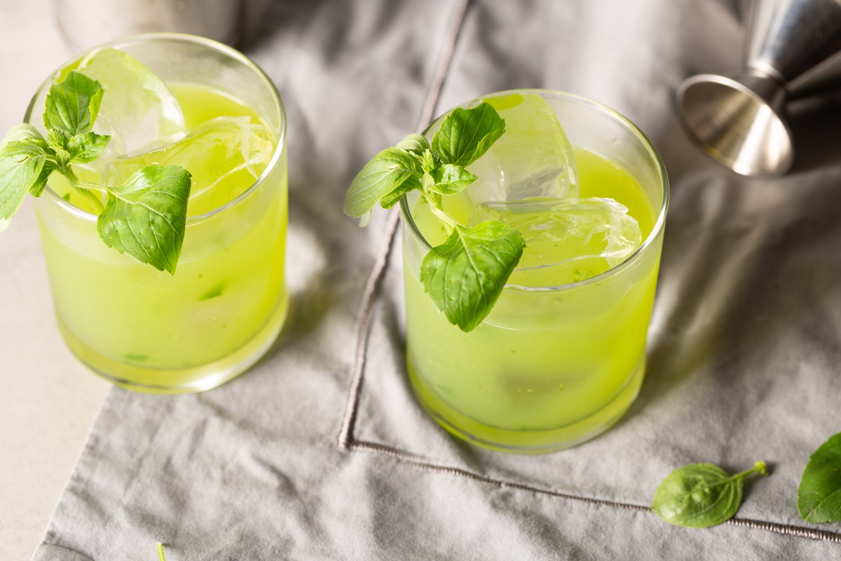 Zwei Gläser alkoholfreier Gin Basil Smash