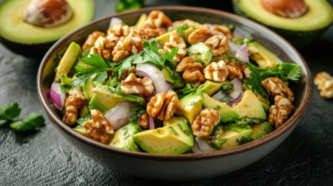 Schale mit Avocado-Walnuss-Salat