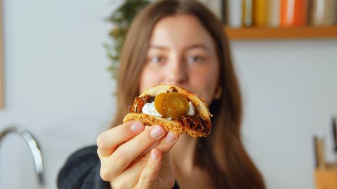 Eine Frau hält einen Taco hoch, indem Bananenschalen verwertet wurden.