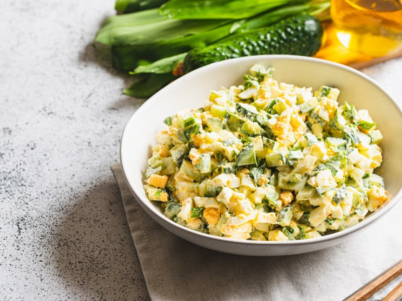 Schale mit Bärlauch-Eiersalat
