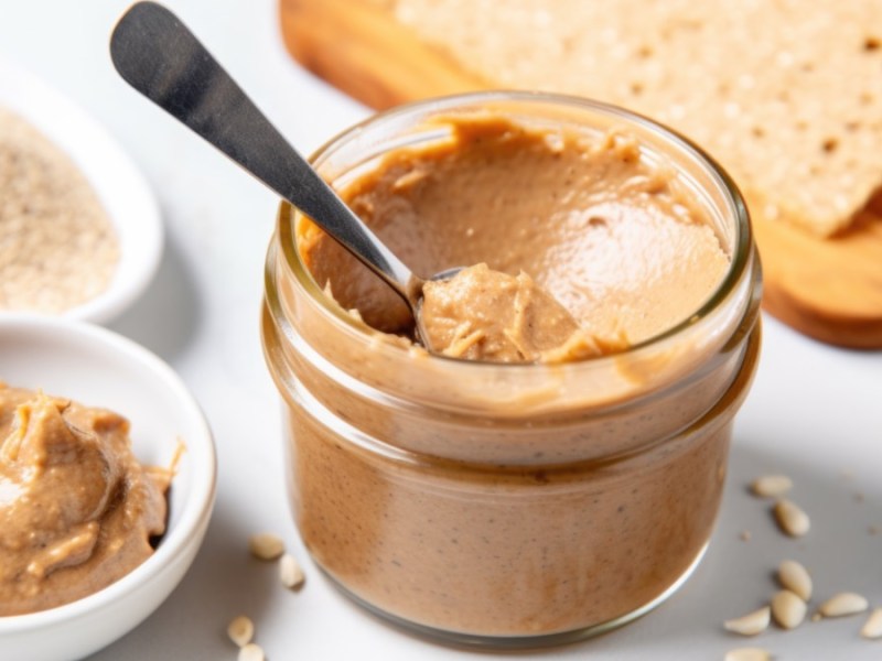 Ein Glas Franzbrötchen-Creme, in der ein Löffel steckt.