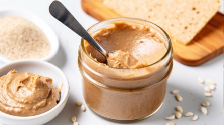 Ein Glas Franzbrötchen-Creme, in der ein Löffel steckt.