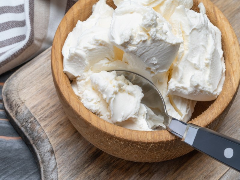 Frischkäse selbst machen: Frischkäse in einer Holzschüssel.