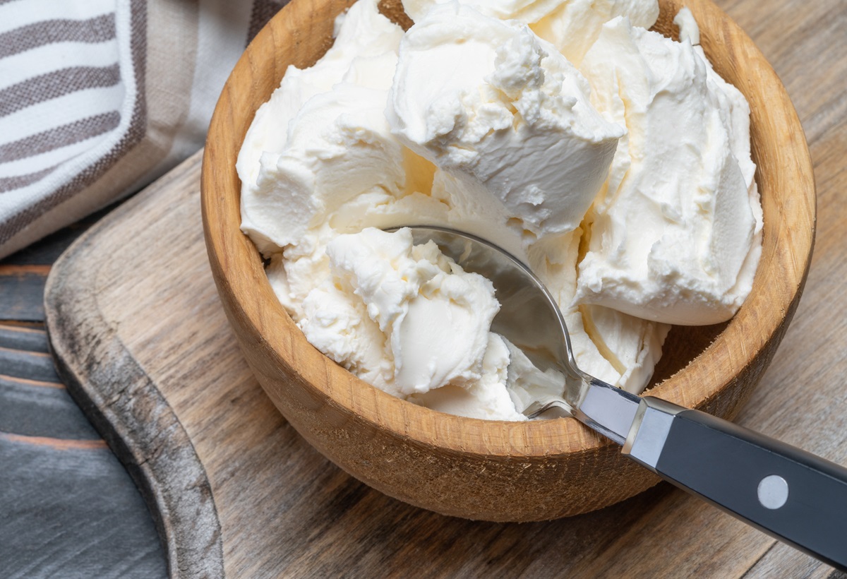 Frischkäse selbst machen: Frischkäse in einer Holzschüssel.