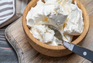 Frischkäse selbst machen: Frischkäse in einer Holzschüssel.