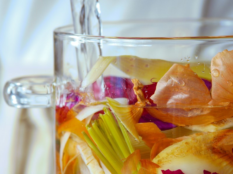 Gemüsebrühe aus Abschnitten in einem Kochtopf.