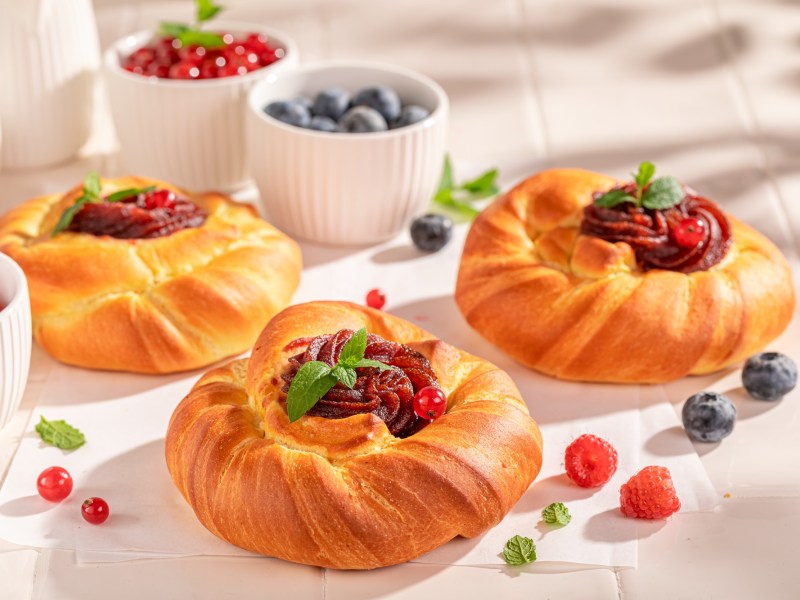 Mehrere Hefeschnecken mit Beeren.