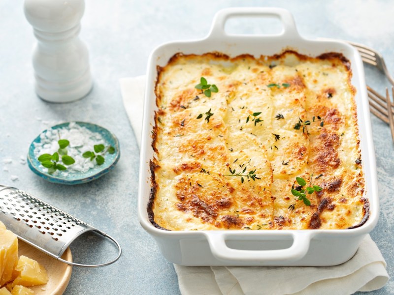Auflaufform mit Kartoffel-Zwiebel-Gratin