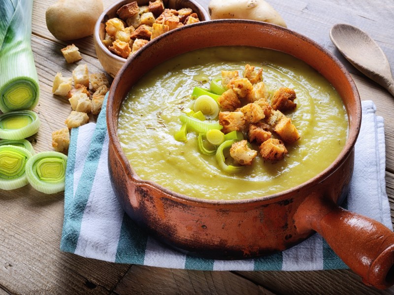 Topf mit Lauchcremesuppe