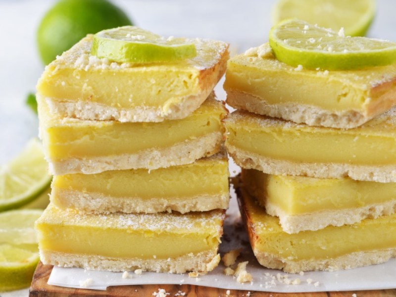 Mehrere Limettenschnitten übereinander gestapelt.