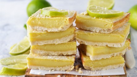 Mehrere Limettenschnitten übereinander gestapelt.