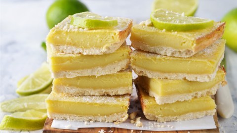 Mehrere Limettenschnitten übereinander gestapelt.