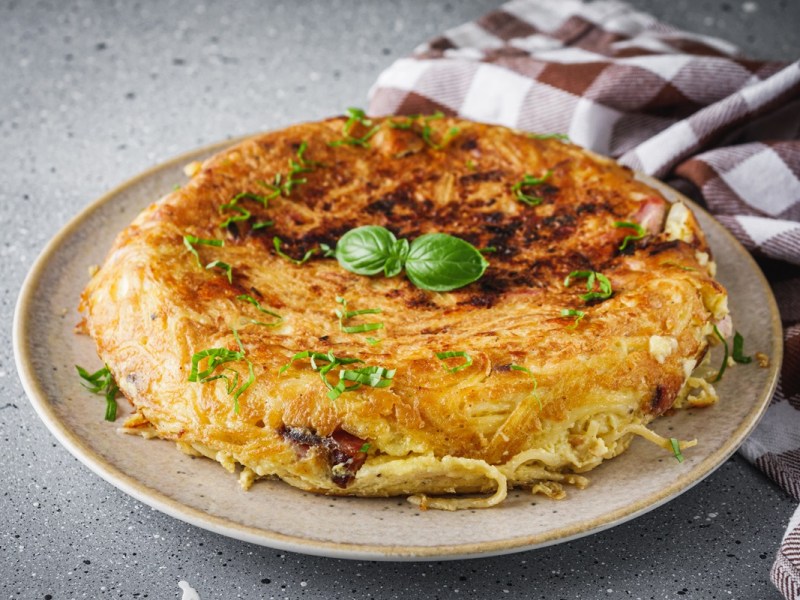 Teller mit einer Pasta-Frittata
