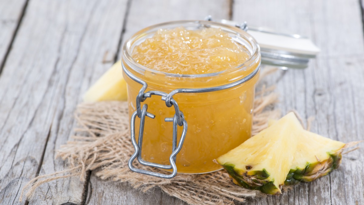 Ein Glas Piña-Colada-Konfitüre.