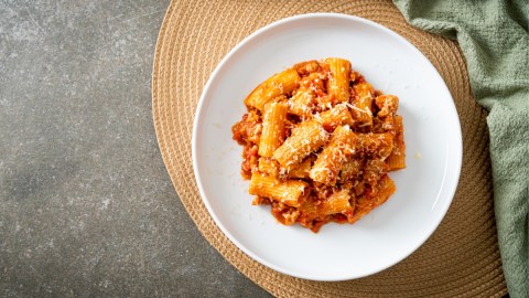 Ein Teller Rigatoni Mafiosi in der Draufsicht.