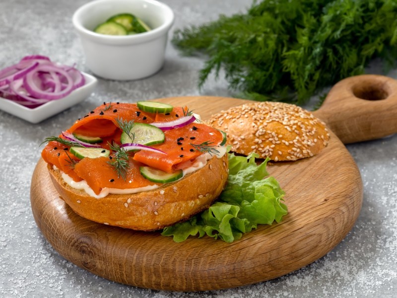 Veganer Räucherlachs aus Möhren auf einem Bagel.