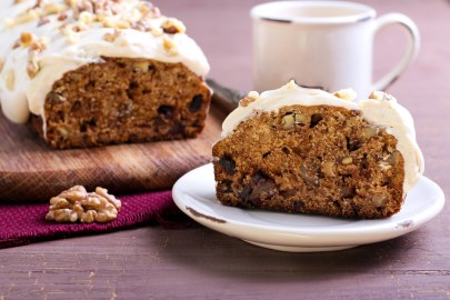 Ein angeschnittener, zuckerfreier Nusskuchen mit Quark-Topping.