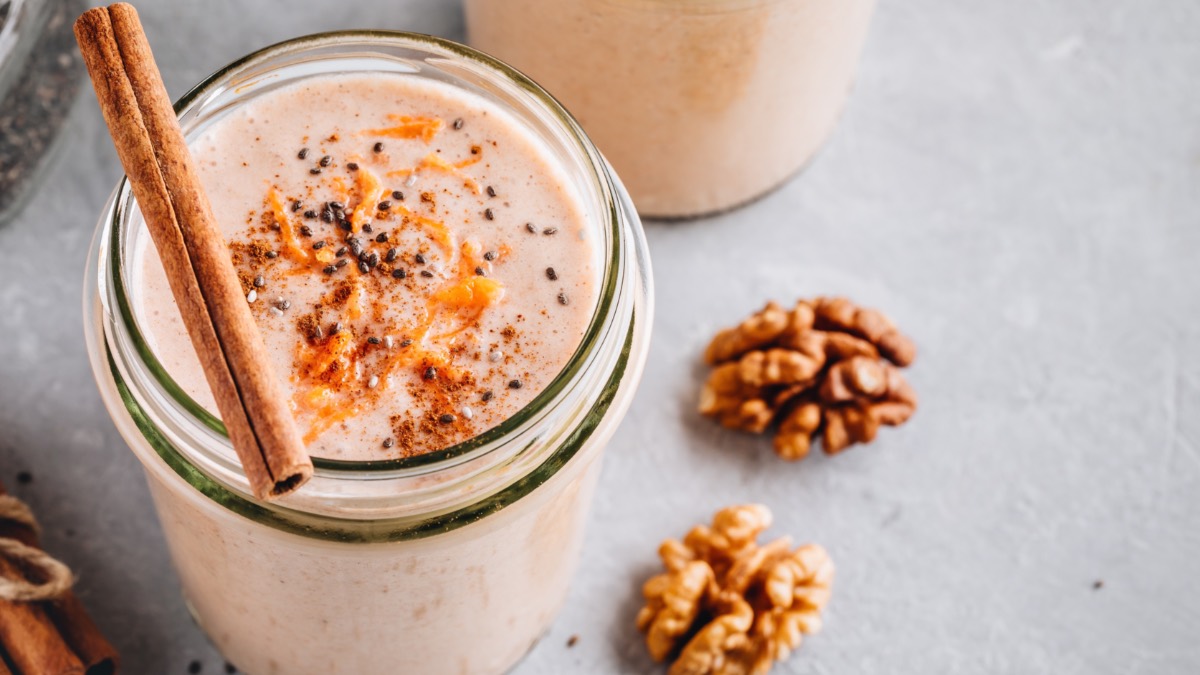 Ein Glas Carrot Cake Smoothie in der Draufsicht.