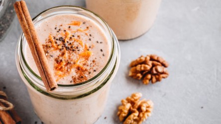 Ein Glas Carrot Cake Smoothie in der Draufsicht.