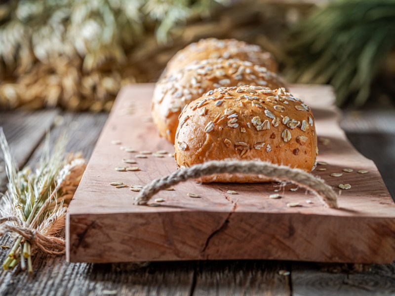 Dänische Haferflockenbrötchen auf einem Holzbrett