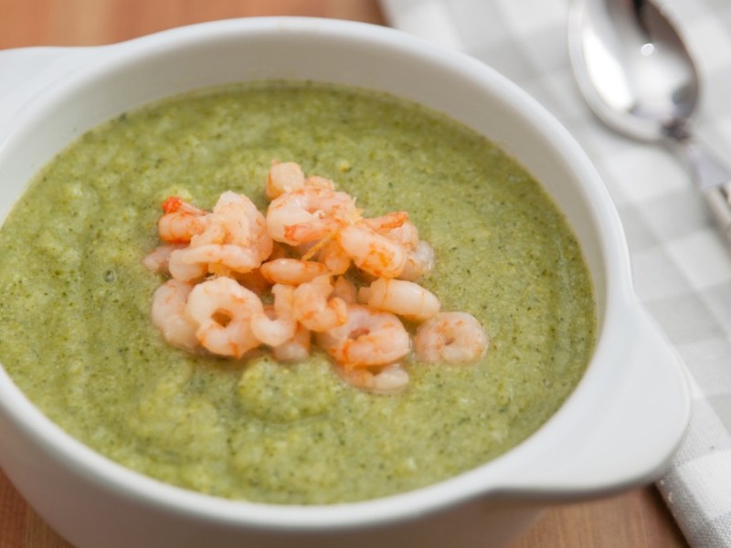 Eine Schüssel Erbsensuppe mit Krabben.