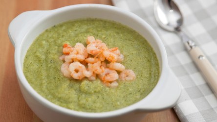 Eine Schüssel Erbsensuppe mit Krabben.