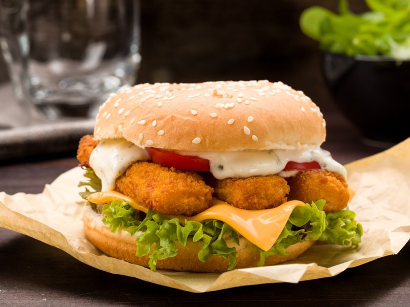 Fischstäbchen-Burger auf Backpapier