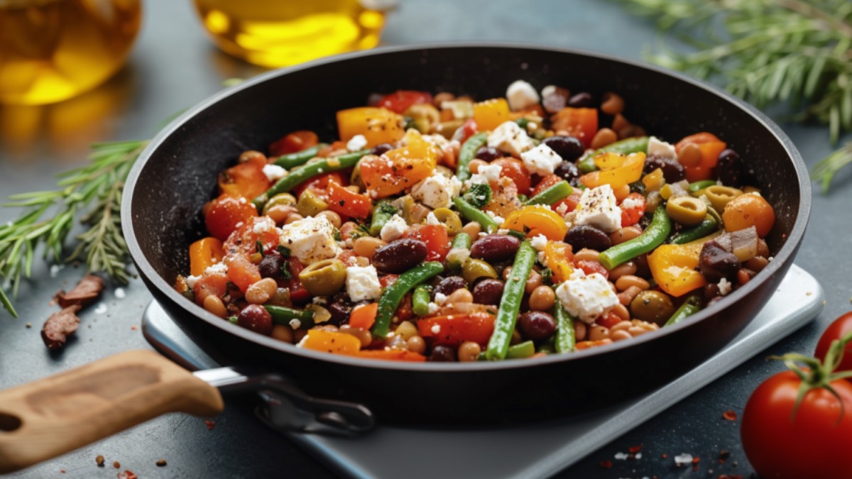 Eine griechische Bauernpfanne mit Gemüse und Feta.