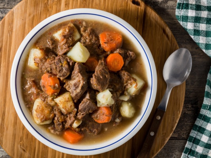 Ein Teller Irish Stew in der Draufsicht.