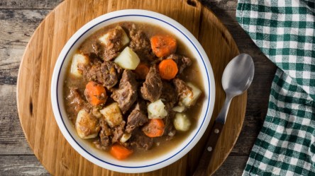 Ein Teller Irish Stew in der Draufsicht.