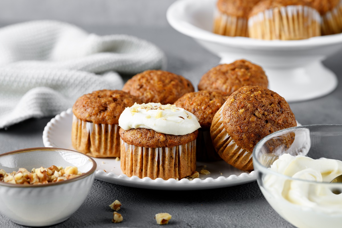 Teller mit Karotten-Walnuss-Muffins mit Frischkäse