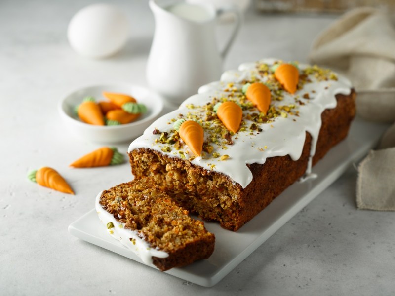 Karottenkuchen ohne Mehl auf einer Servierplatte