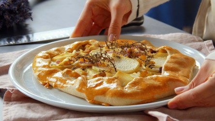 Eine Kohlrabi-Rhabarber-Galette auf einem Teller.