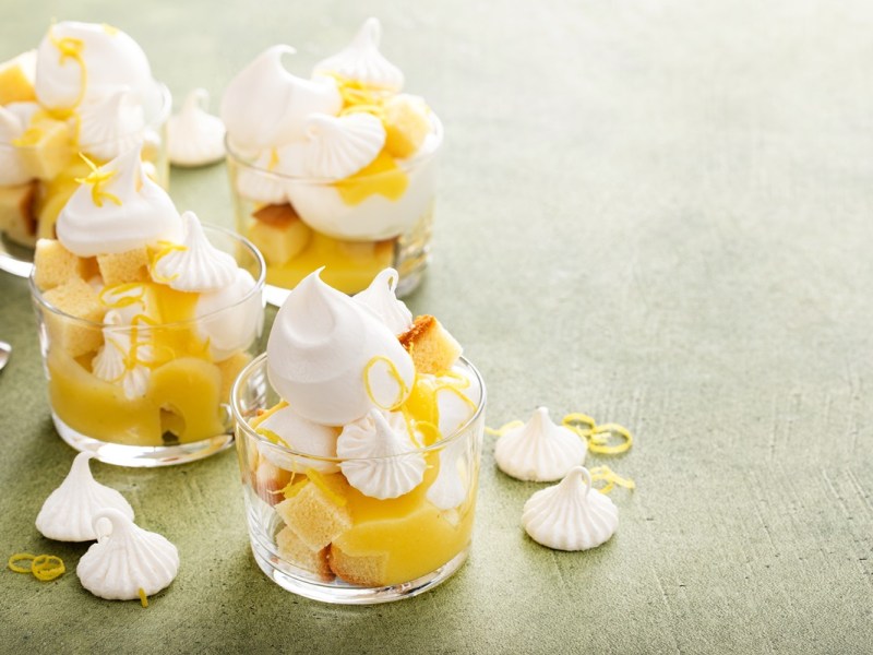 Lemon Curd Dessert in kleinen Gläschen, garniert mit Baiser.