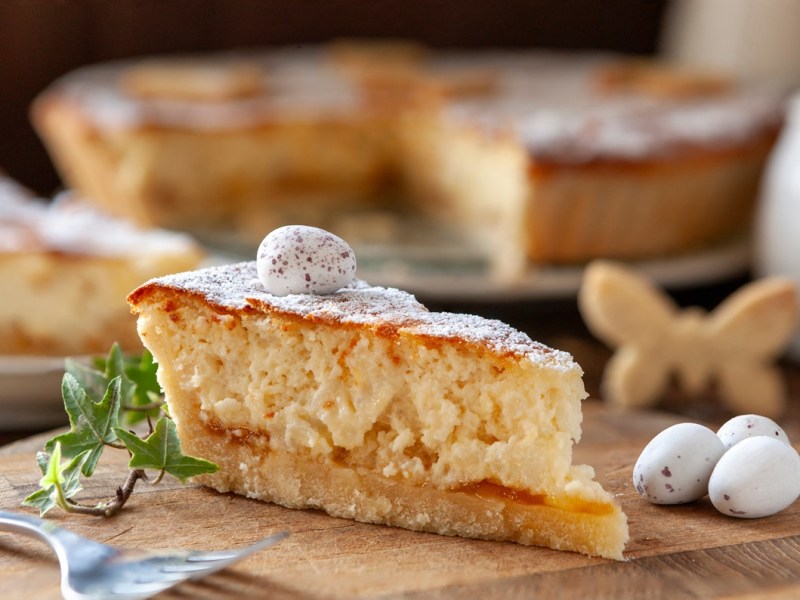 Ein Stück Osterchüechli: Schweizer Osterkuchen, dekoritet mit Zuckereiern.