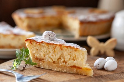 Ein Stück Osterchüechli: Schweizer Osterkuchen, dekoritet mit Zuckereiern.