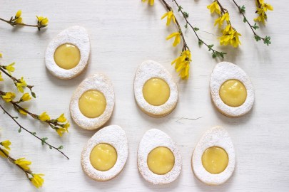 Ein paar Osterei-Kekse mit Lemon Curd auf einem hellen Untergrund