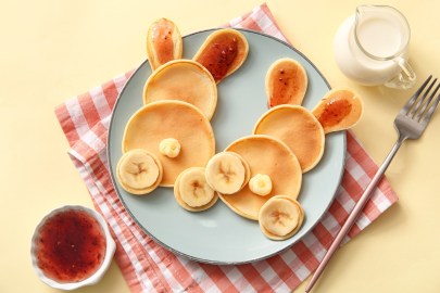 Osterhasen-Pancakes auf einem hellen Teller.