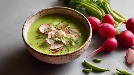 Schale mit Radieschenblättersuppe und Radieschen daneben