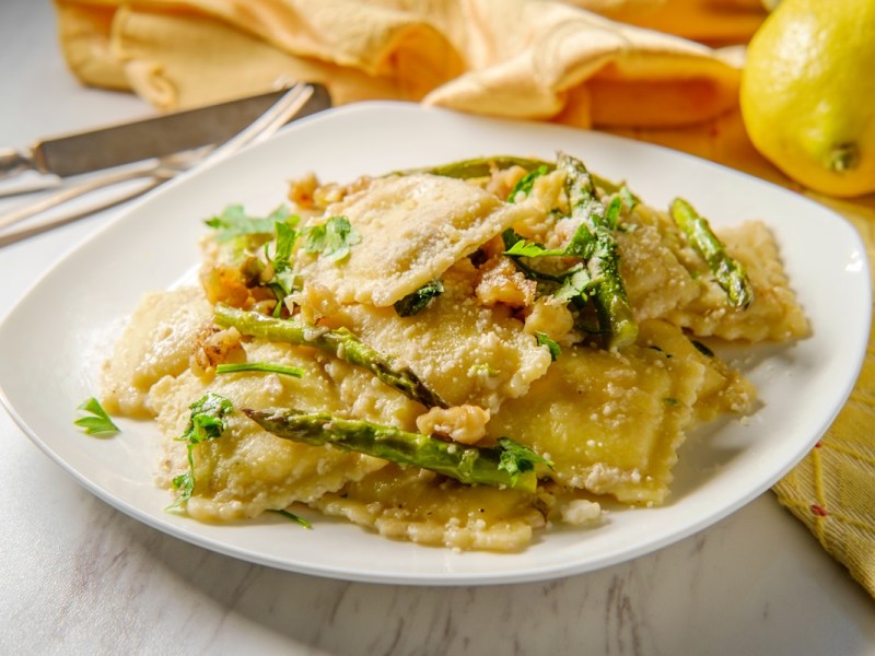 Teller mit Spargelravioli mit Zitronenbutter