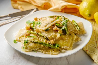 Teller mit Spargelravioli mit Zitronenbutter