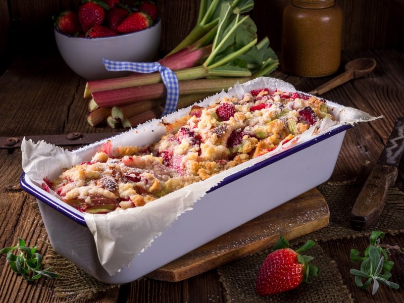 Rhabarber-Buttermilch-Kuchen in der Kastenform