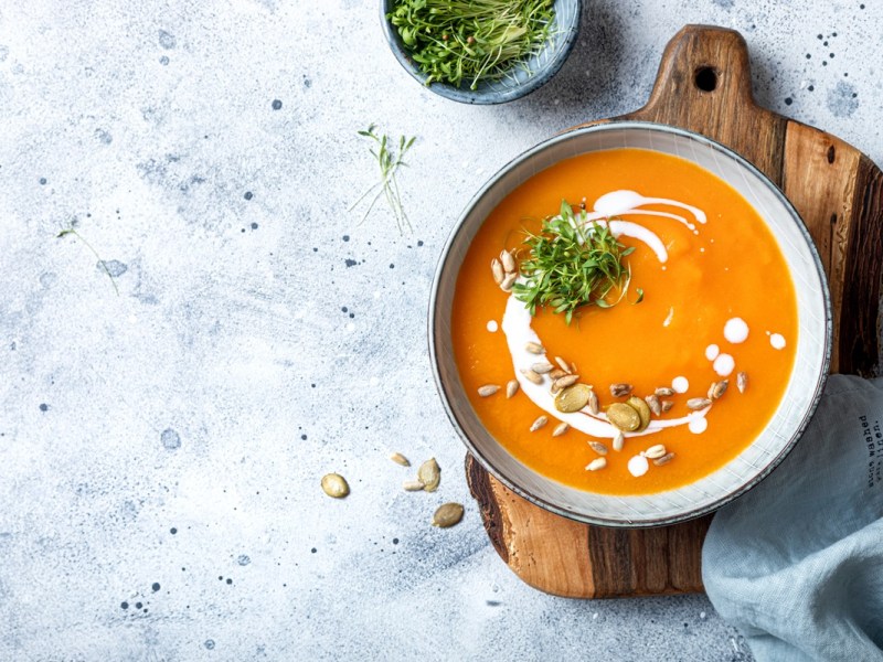 Teller mit Rote-Linsen-Kokos-Suppe