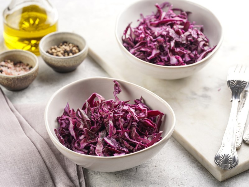 Zwei Schalen mit Rotkrautsalat nach DDR-Rezept