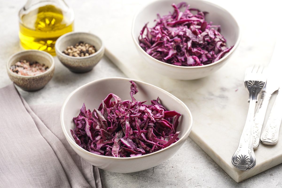 Zwei Schalen mit Rotkrautsalat nach DDR-Rezept