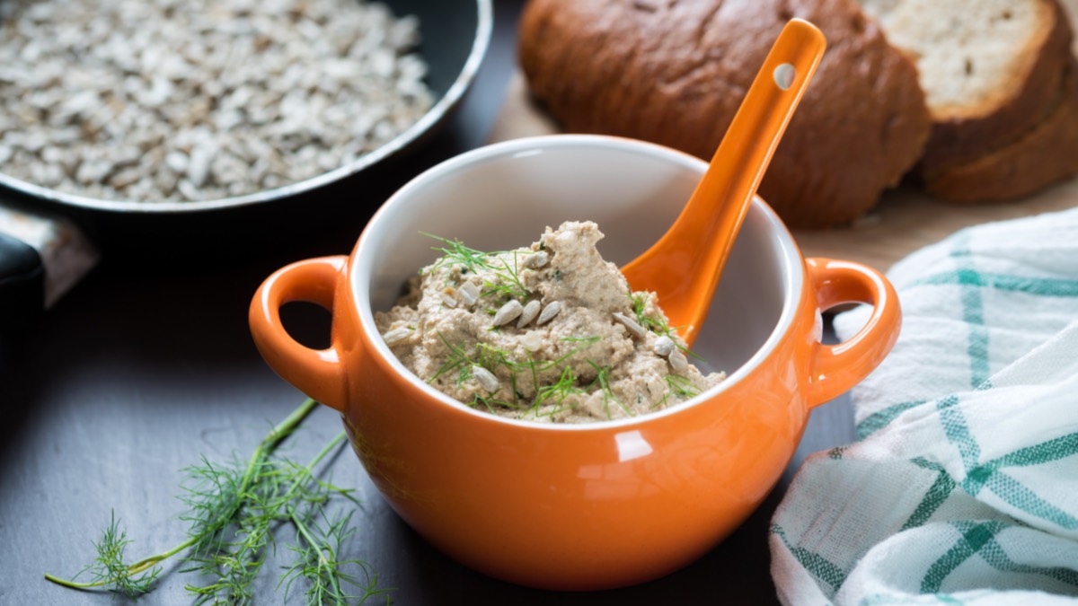 Eine Schälchen mit Sonnenblumenkern-Aufstrich.