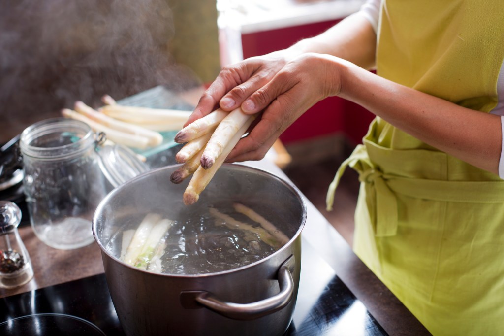 Diese Zutaten gehören ins Spargelwasser