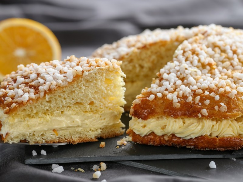 Tarte Tropézienne: französische Brioche mit Vanillecreme und Hagelzucker
