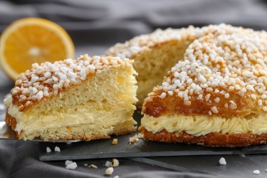 Tarte Tropézienne: französische Brioche mit Vanillecreme und Hagelzucker